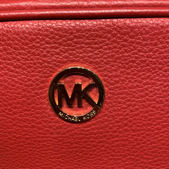 **SOLD OUT**Authentic Michael Kors Crossbody bag - Picture 3 of 6